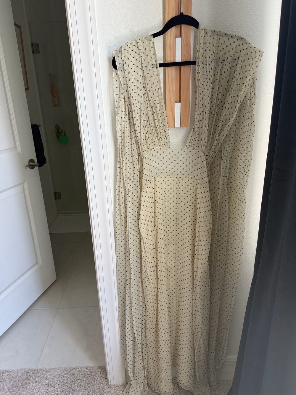 Sleeveless Ivory Maxi Dress with Black Polka Dots and Scarf Detail Helsa - Picture 3 of 6